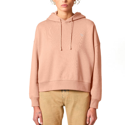 GOTS-zertifizierter Damen-Hoodie in Peach mit weißem Stick-Logo kombiniert mit einer beigefarbenen Hose.