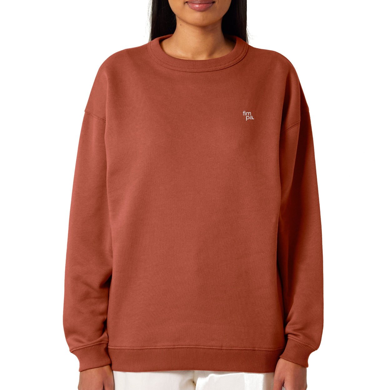 Terrakotta-farbenes Sweatshirt aus nachhaltiger Bio-Baumwolle mit gesticktem fimpa-Logo – perfekt für bewusste Modefans.