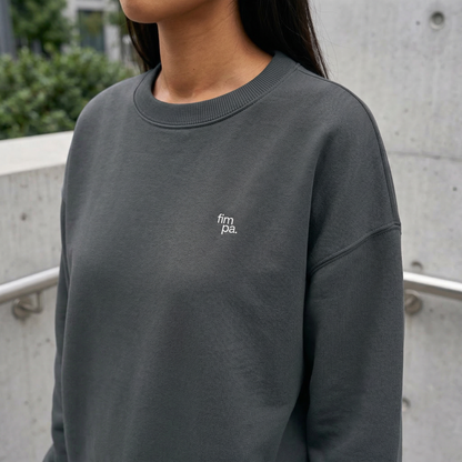 Detailbild vom Pullover und des hochwertiges Stoffes in der Farbe Anthrazit.