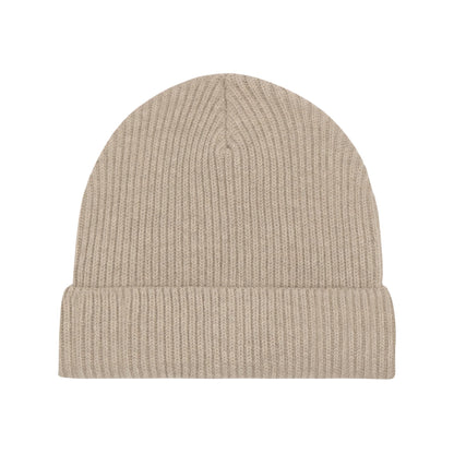 Beigefarbener Beanie mit feinem Rippstrick und umgeschlagenem Saum – zeitloses und trendiges Winteraccessoire.