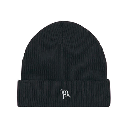 Schwarzer Fisherman Beanie mit feinem Rippstrick und weißem gestickten fimpa-Logo auf dem umgeschlagenen Saum – klassisches und zeitloses Accessoire.