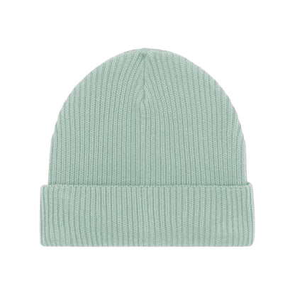 Eine minimalistische, pastellgrüne Strickmütze mit umgeschlagenem Saum, schlichtes und stilvolles Design.