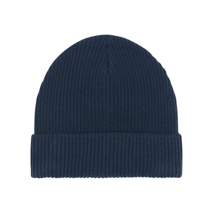 Eine minimalistische, dunkelblaue Strickmütze mit umgeschlagenem Saum, klassisches und vielseitiges Design.