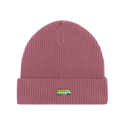 Altrosa Beanie mit feinem Rippstrick und gesticktem Bus-Motiv auf dem umgeschlagenen Rand – ein modischer Hingucker.