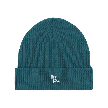 Petrolfarbener Beanie mit feinem Rippstrick und weißem fimpa-Logo auf dem umgeschlagenen Saum – nachhaltige und stilvolle Kopfbedeckung.