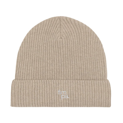Beiger Beanie mit feinem Rippstrick und weißem fimpa-Logo auf dem umgeschlagenen Saum – zeitloses und modernes Design.