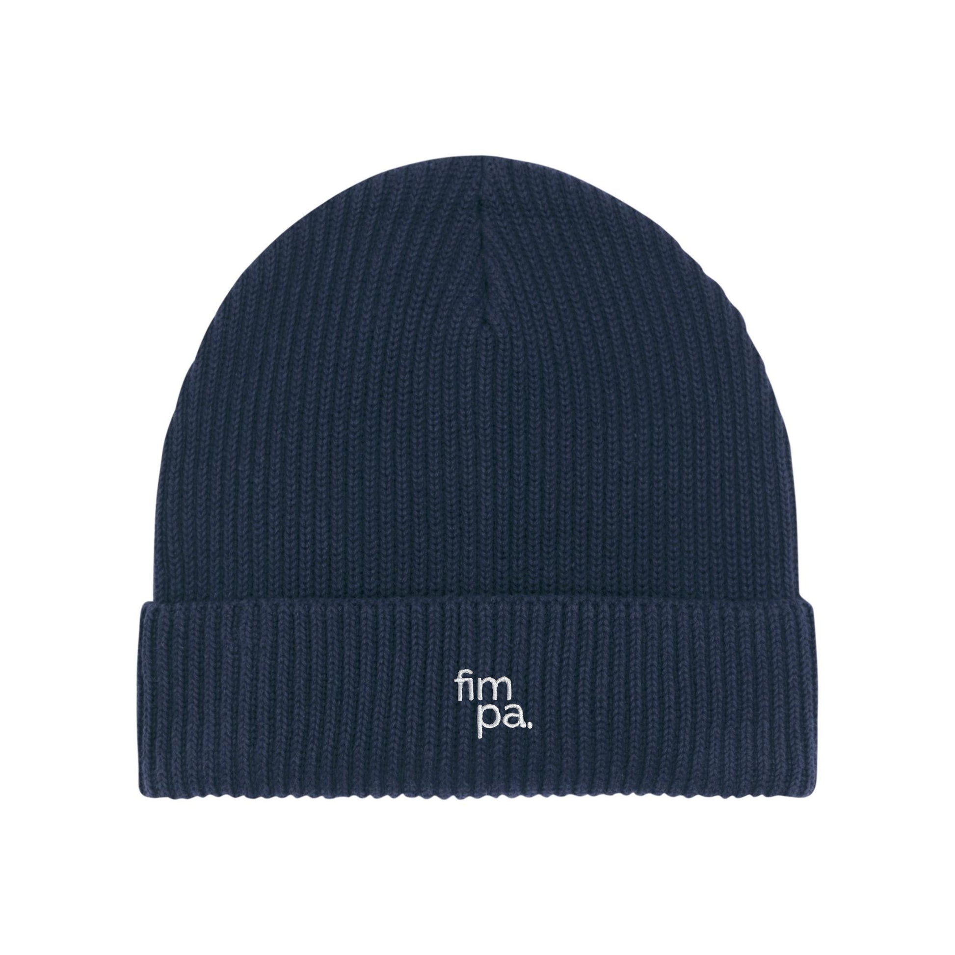 Dunkelblauer Beanie mit feinem Rippstrick und weißem fimpa-Logo auf dem umgeschlagenen Saum – modisch, hochwertig und nachhaltig.