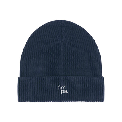 Dunkelblauer Beanie mit feinem Rippstrick und weißem fimpa-Logo auf dem umgeschlagenen Saum – modisch, hochwertig und nachhaltig.