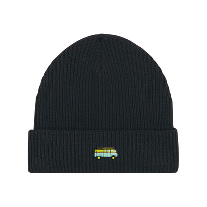 Eine schwarze Fisherman Beanie Strickmütze mit umgeschlagenem Saum, gesticktem Bus-Motiv. Vielseitig kombinierbar und warm.
