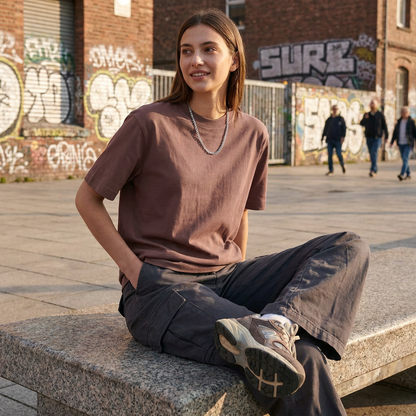 Heavyweight T-Shirt Basic Relaxed Fit – Frau trägt nachhaltiges T-Shirt | fimpa.