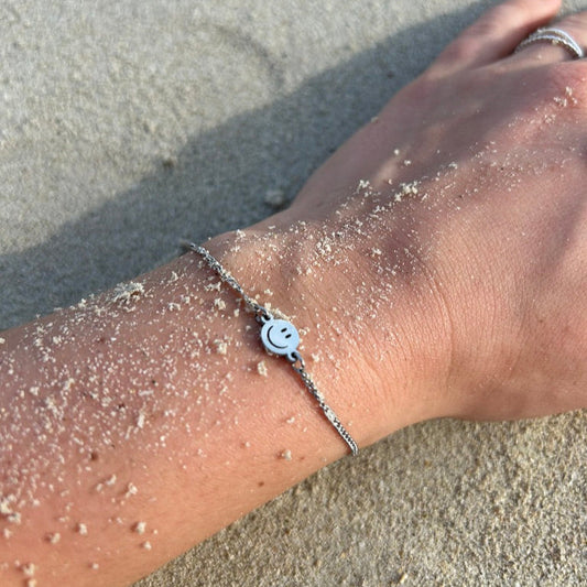 Smile Armband Silber am Handgelenk getragen am Strand