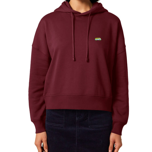 Damen Hoodie in Burgunder mit gesticktem Bus-Motiv auf der Brust und mit dunklem Rock kombiniert.