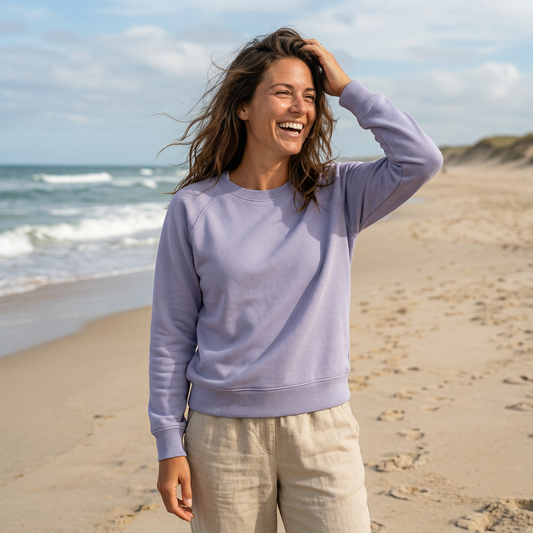 Raglan Sweatshirt in der Farbe Lavender (Pastell Lila violoett) am Strand