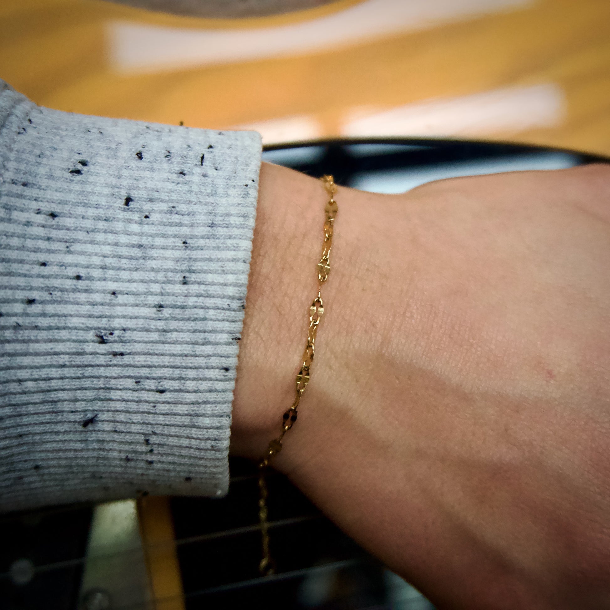 Filigranes 14K-Gold-Armband mit Lip Chain-Muster, getragen am Handgelenk, gefertigt aus langlebigem und nachhaltigem Edelstahl.