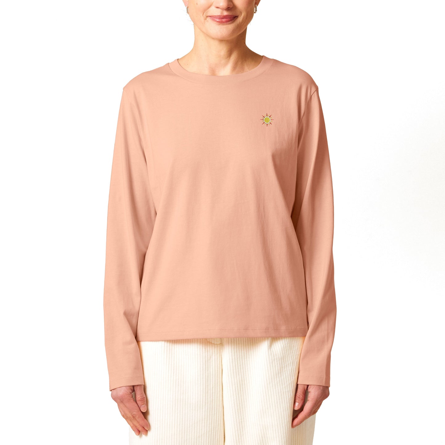 Veganes, faires Langarmshirt in pastell orange / pfirsich und mit Stickerei auf der Brust.