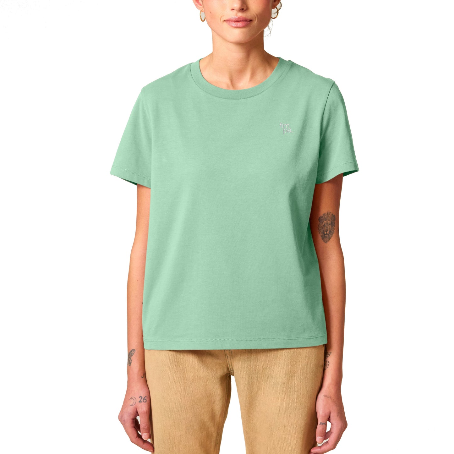 Damen T-Shirt aus Bio-Baumwolle in hellem Mintgrün mit dezentem Stick-Logo kombiniert mit einer braunen Hose.