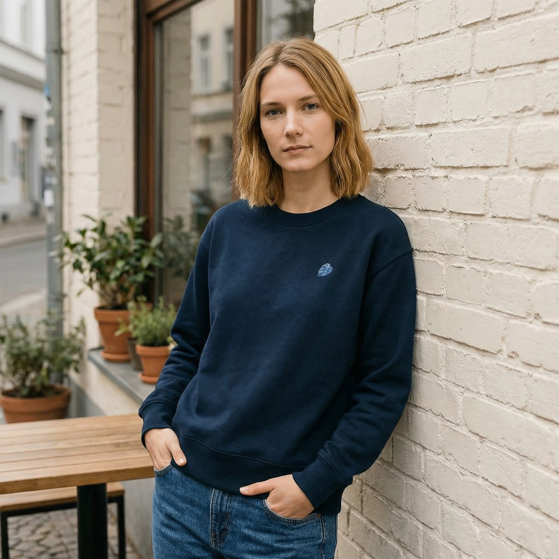 Weites Sweatshirt in edlem Navy Blau. Mit einer Pflanze hochwertig bestickt. 100 % Baumwolle. Vintage XXL Pullover.