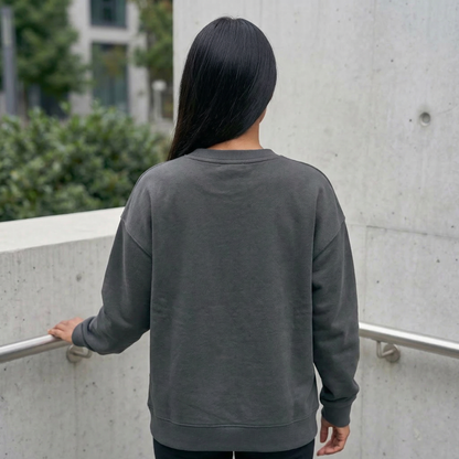 Rückansicht des Sweatshirts in sehhr hellem blau. Die Stoffdicke und die hohe Qualität der Nähte ist zu erkennen.
