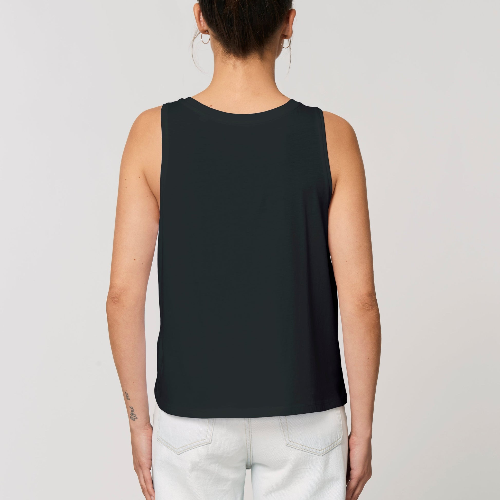Rückansicht eines schwarzen ärmellosen Tops im Relaxed Fit aus atmungsaktivem Singlerjersey und Bio-Baumwolle.