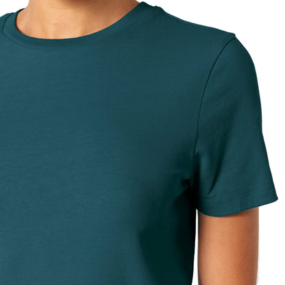 Detailaufnahme eines petrolfarbenen T-Shirts mit kurzem Ärmel und Rundhalsausschnitt, hergestellt aus nachhaltigen Materialien. Die schlichte Optik und hochwertige Stoffqualität machen es ideal für jeden Anlass.