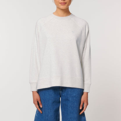 Minimalistischer weißer Pullover mit lockerer Passform und Seitenschlitz aus Bio-Baumwolle und recyceltem Polyester – zeitlos und bequem.