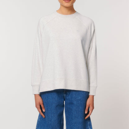 Cream white/grey Oversized-Pullover mit Seitenschlitz aus Bio-Baumwolle und Recycling-Polyester, verziert mit weißem Sticklogo – zeitlose Eleganz trifft Nachhaltigkeit.