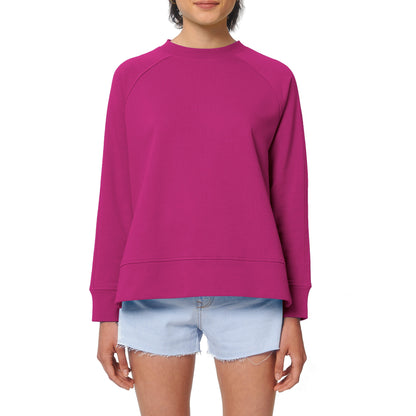 Fuchsiafarbener Oversized-Pullover mit lockerer Passform und Side Cut – auffälliges Design aus nachhaltigen Materialien.