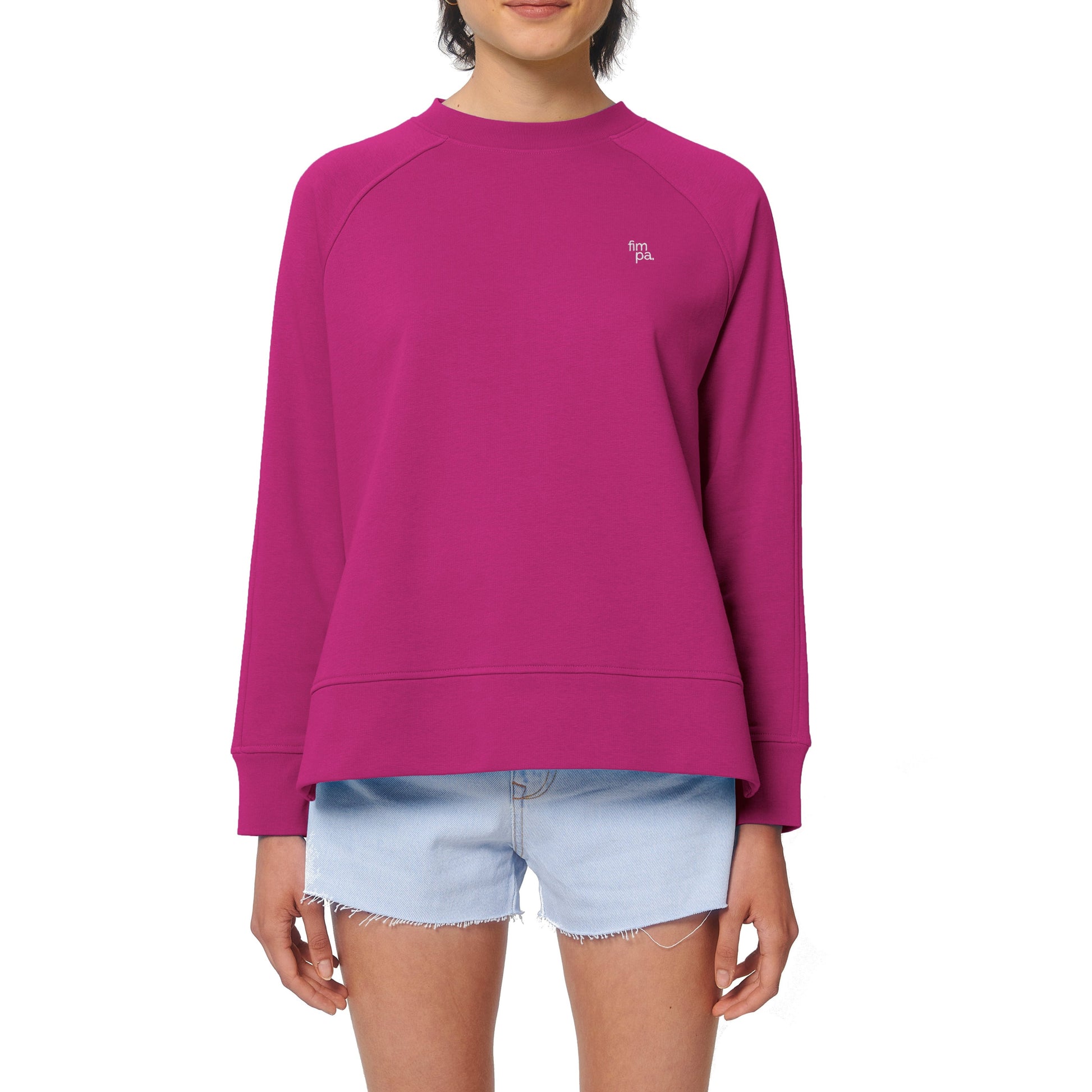 Pullover in Fuchsia mit Side Cut aus nachhaltigen Materialien, Bio-Baumwolle und Recycling-Polyester, verziert mit einem weißen Sticklogo – ein modisches Statement.