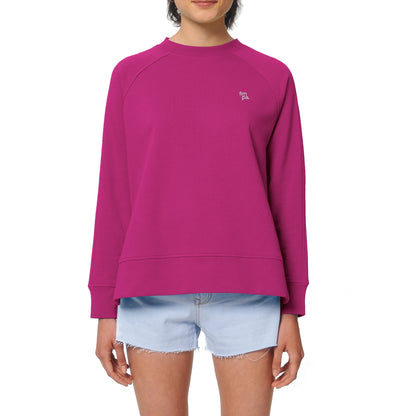 Pullover in Fuchsia mit Side Cut aus nachhaltigen Materialien, Bio-Baumwolle und Recycling-Polyester, verziert mit einem weißen Sticklogo – ein modisches Statement.