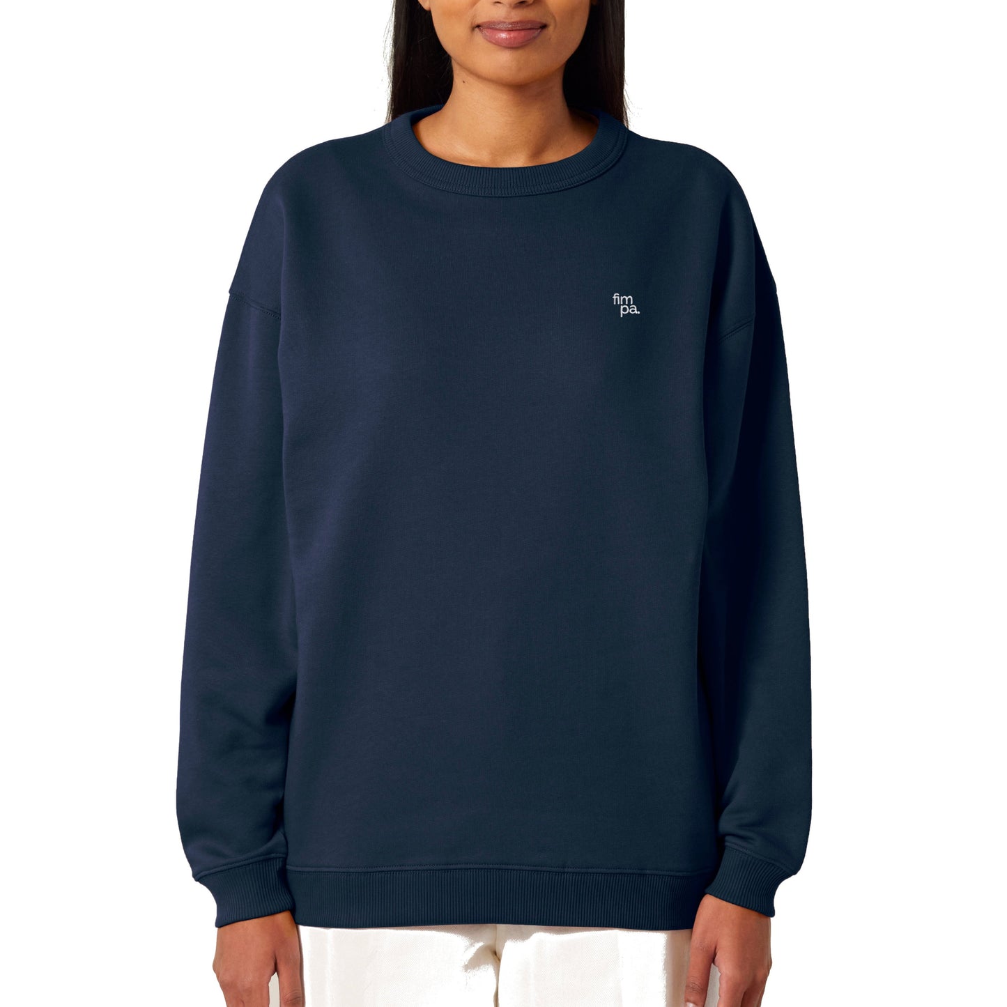 Marineblaues Sweatshirt für Damen aus zertifizierter Bio-Baumwolle, mit dezenter fimpa-Logo-Stickerei, nachhaltig hergestellt.