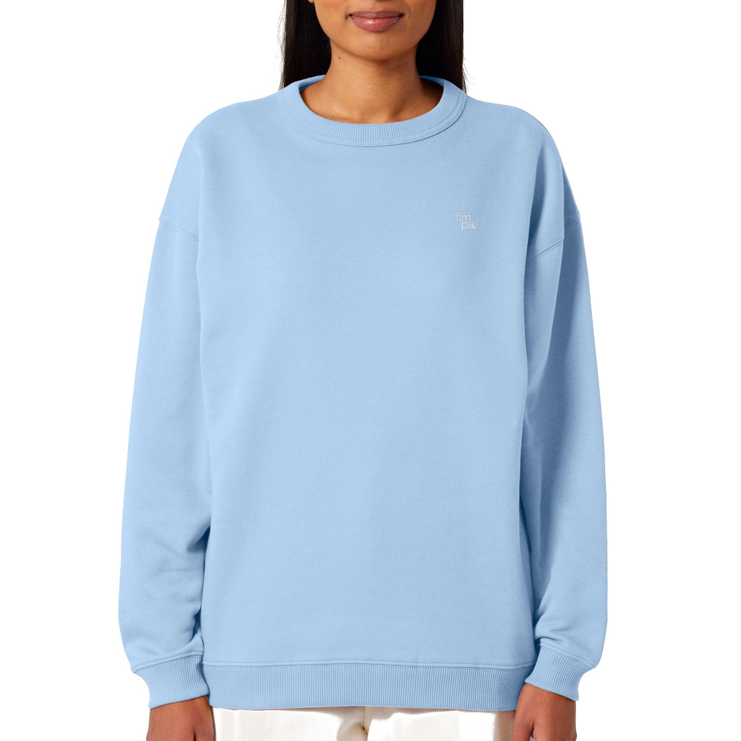 Hellblaues Damen-Sweatshirt aus 100 % Bio-Baumwolle, verziert mit einem minimalistischen fimpa-Logo, umweltfreundlich produziert.