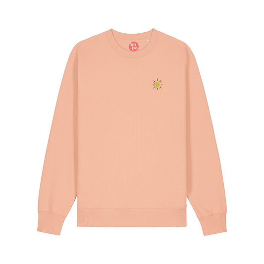 Sweatshirt aus Bio-Baumwolle in der Farbe Peach mit einer gestickten Sonne auf der Brust in gelb/rot/weißen Farben.