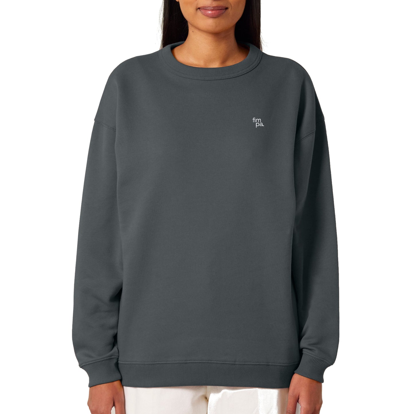 Anthrazitgraues Damen-Sweatshirt aus Bio-Baumwolle mit fein gesticktem fimpa-Logo auf der Brust, kombiniert nachhaltige Materialien mit modernem Stil.