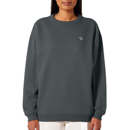 Anthrazitgraues Damen-Sweatshirt aus Bio-Baumwolle mit fein gesticktem fimpa-Logo auf der Brust, kombiniert nachhaltige Materialien mit modernem Stil.