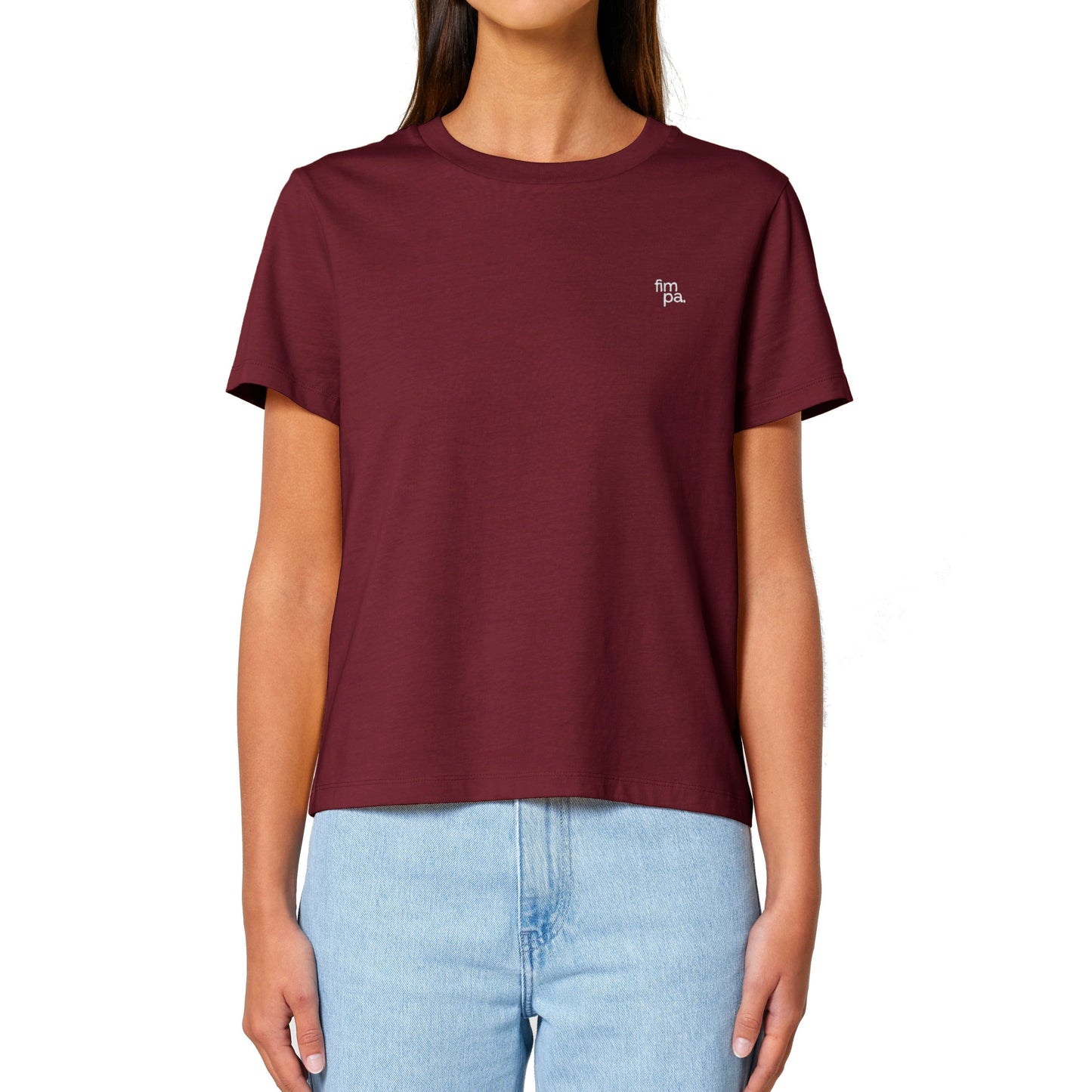 T-Shirt für Damen aus 100 % Bio-Baumwolle in der Farbe Burgunder mit einer hellen Jeans kombiniert.