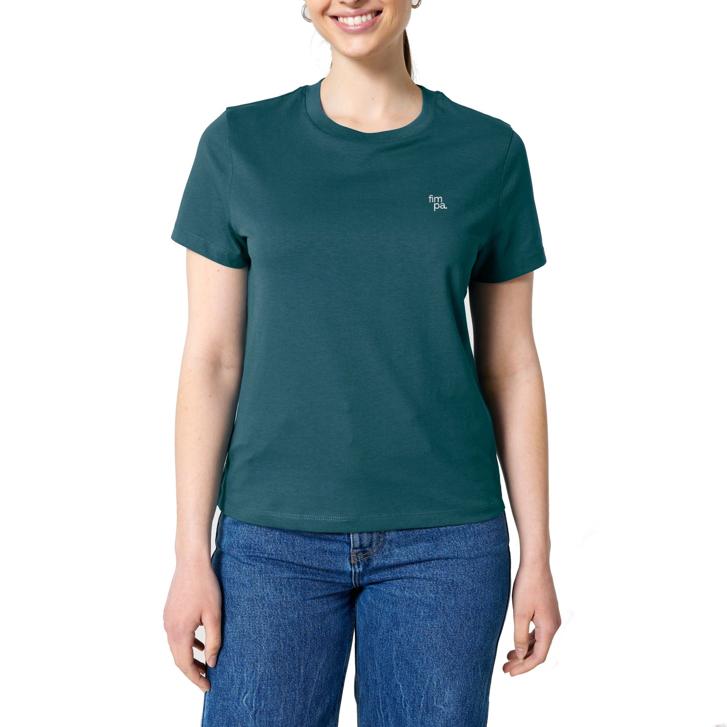 T-Shirt für Damen aus 100 % Bio-Baumwolle in der Farbe Petrol kombiniert mit Jeans.