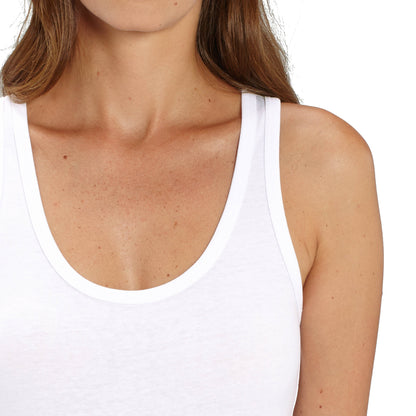 Detailansicht eines weißen Slim-Fit Tanktops mit weichem Singlerjersey-Material aus 100% Bio-Baumwolle.