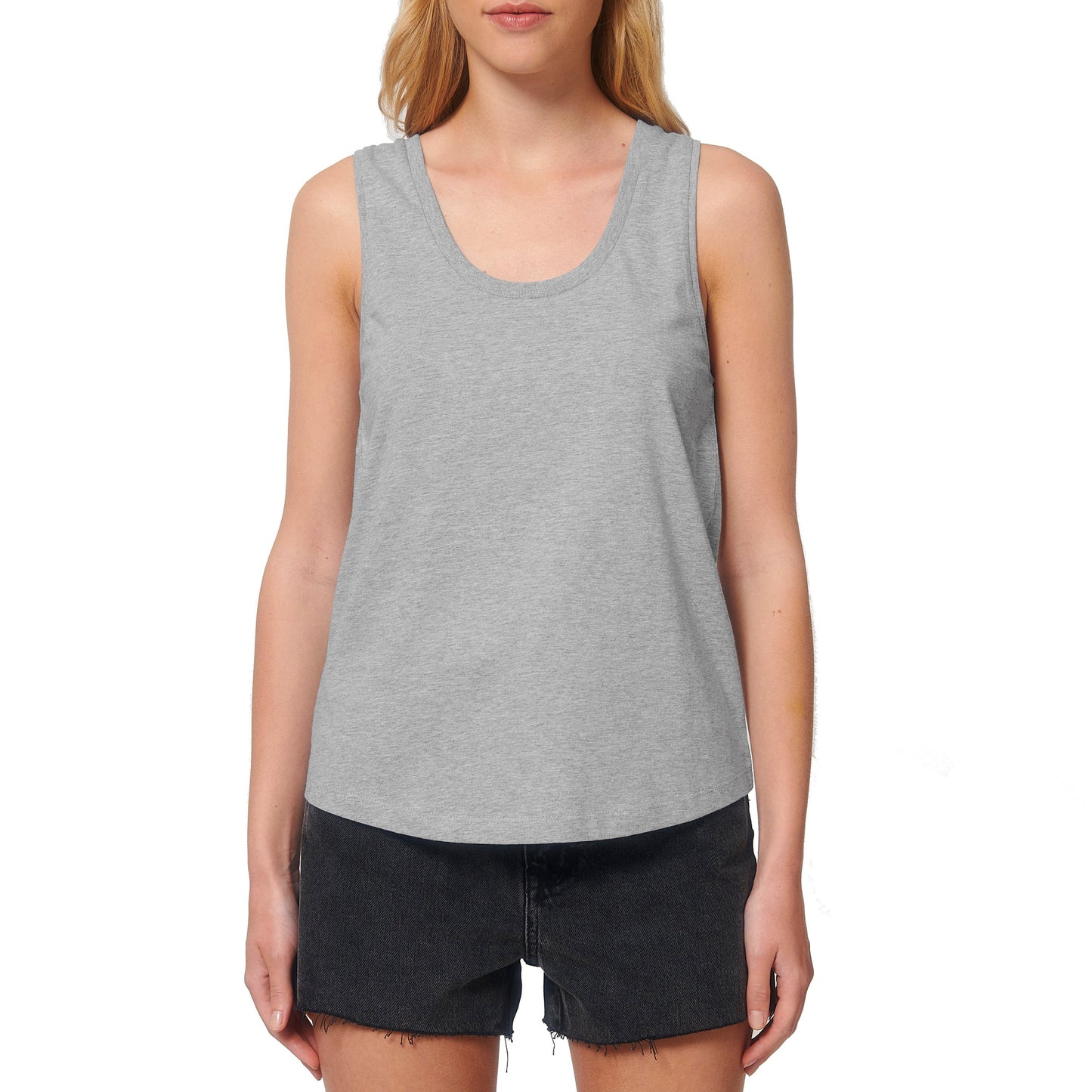 Graues Tanktop aus dehnbarem Stoff, getragen mit schwarzen Shorts – sportlich und bequem.