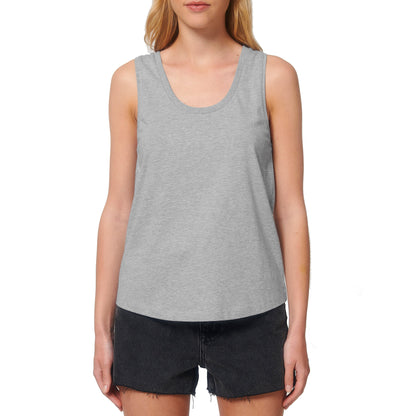 Graues Tanktop aus dehnbarem Stoff, getragen mit schwarzen Shorts – sportlich und bequem.