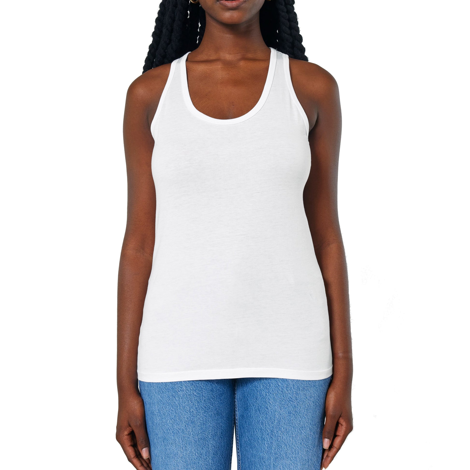 Weißes ärmelloses Tanktop in Slim Fit aus 100% gekämmter, ringgesponnener Bio-Baumwolle, kombiniert mit blauen Jeans.