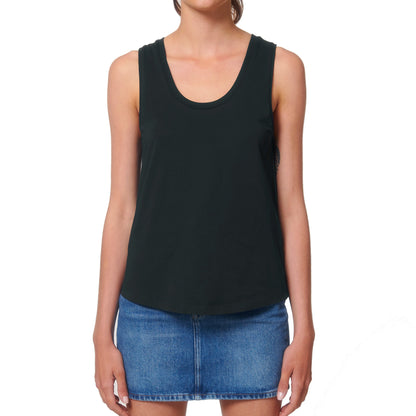 Schwarzes Tanktop aus weicher Bio-Baumwolle, kombiniert mit einem blauen Jeansrock – zeitloser Sommerlook.