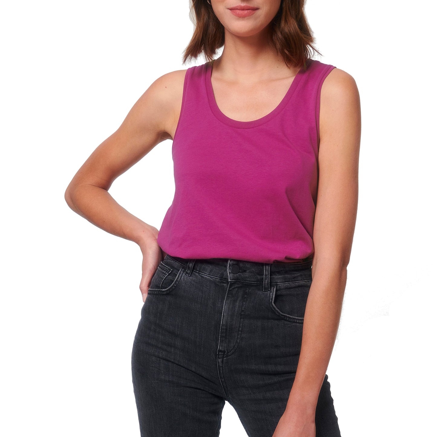 Knallig pinkes Tanktop mit Rundhalsausschnitt, kombiniert mit grauer Shorts – ein modischer Farbakzent.