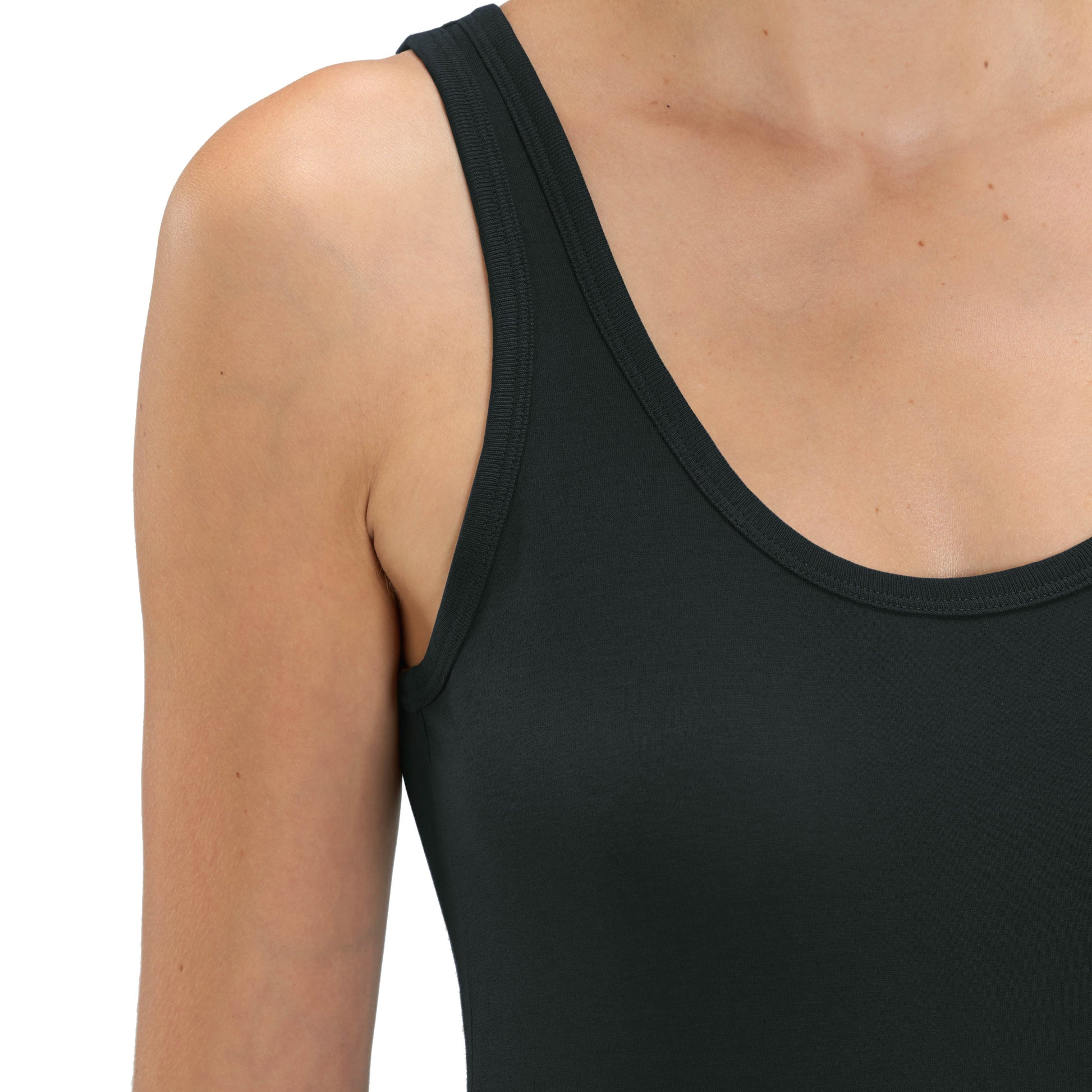 Detailansicht eines schwarzen ärmellosen Tanktops mit glatter Oberfläche und Slim-Fit Passform aus Bio-Baumwolle.
