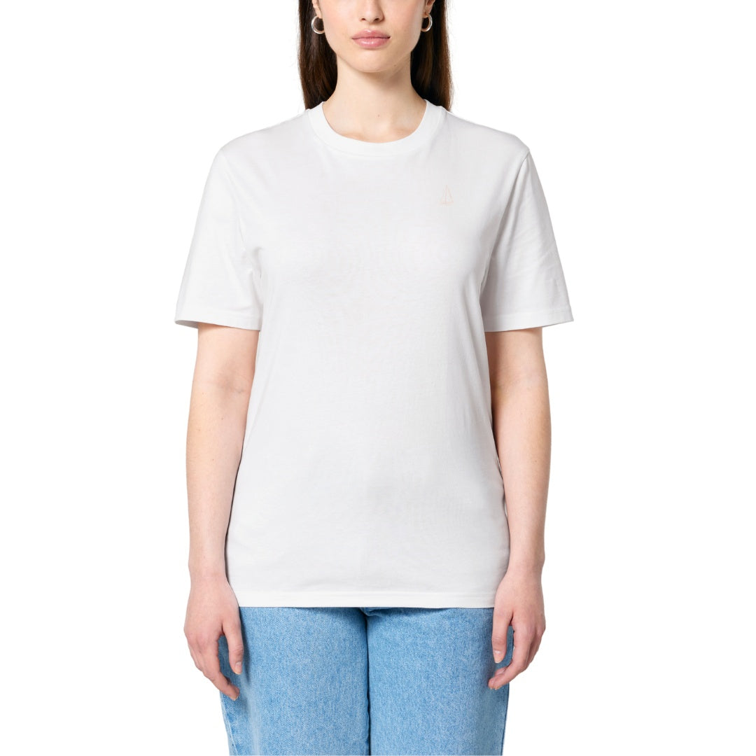 Frau trägt ein weißes Unisex-T-Shirt mit Rundhalsausschnitt und lockerer Passform.