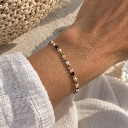 La Dolce Vita Perlenarmband von fimpa – Detailansicht bunte Edelsteine und goldfarbene Edelstahlperlen, wasserfester Schmuck