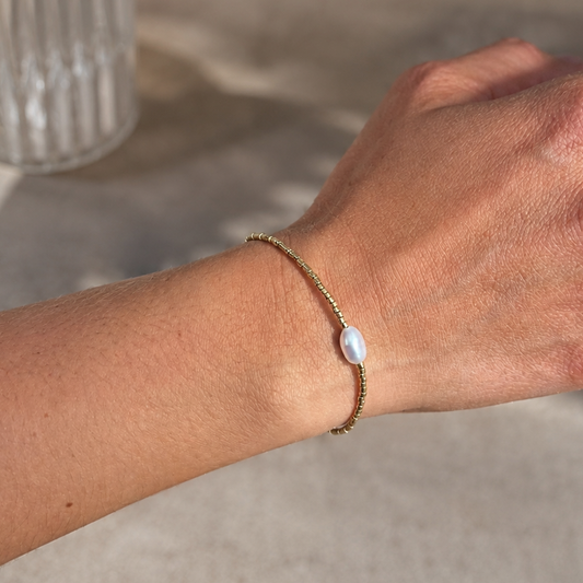 La Perla Armband am Handgelenk – Süßwasserperle mit goldenen Perlen von fimpa., 18K vergoldet