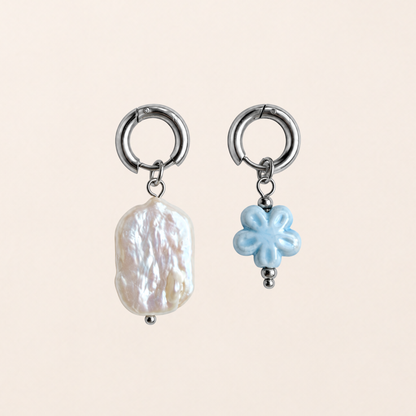 La Primavera Ohrringe in fimpa. Geschenkbox – Barock-Perle & Keramikblüte an silbernen Edelstahlcreolen