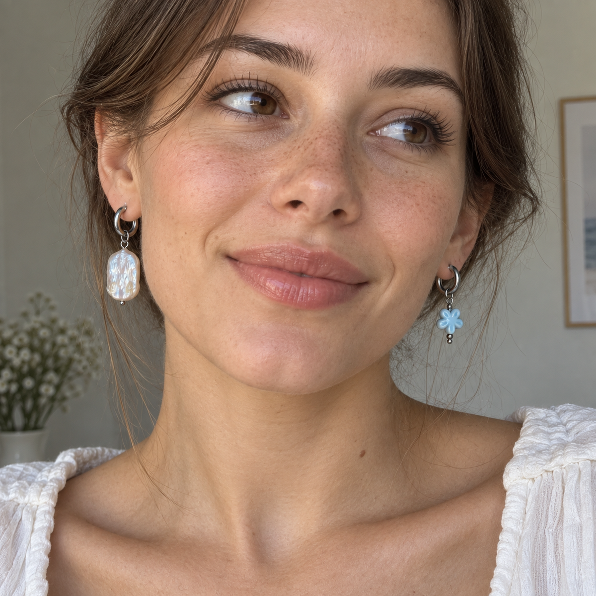 La Primavera Ohrringe von fimpa. – asymmetrisch mit Barock-Perle und blauer Keramikblüte, Nahaufnahme