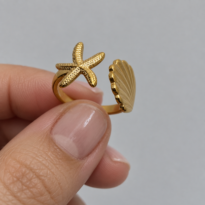 La Stella Ring von fimpa. – offener Goldring mit Seestern und Muschel, größenverstellbar