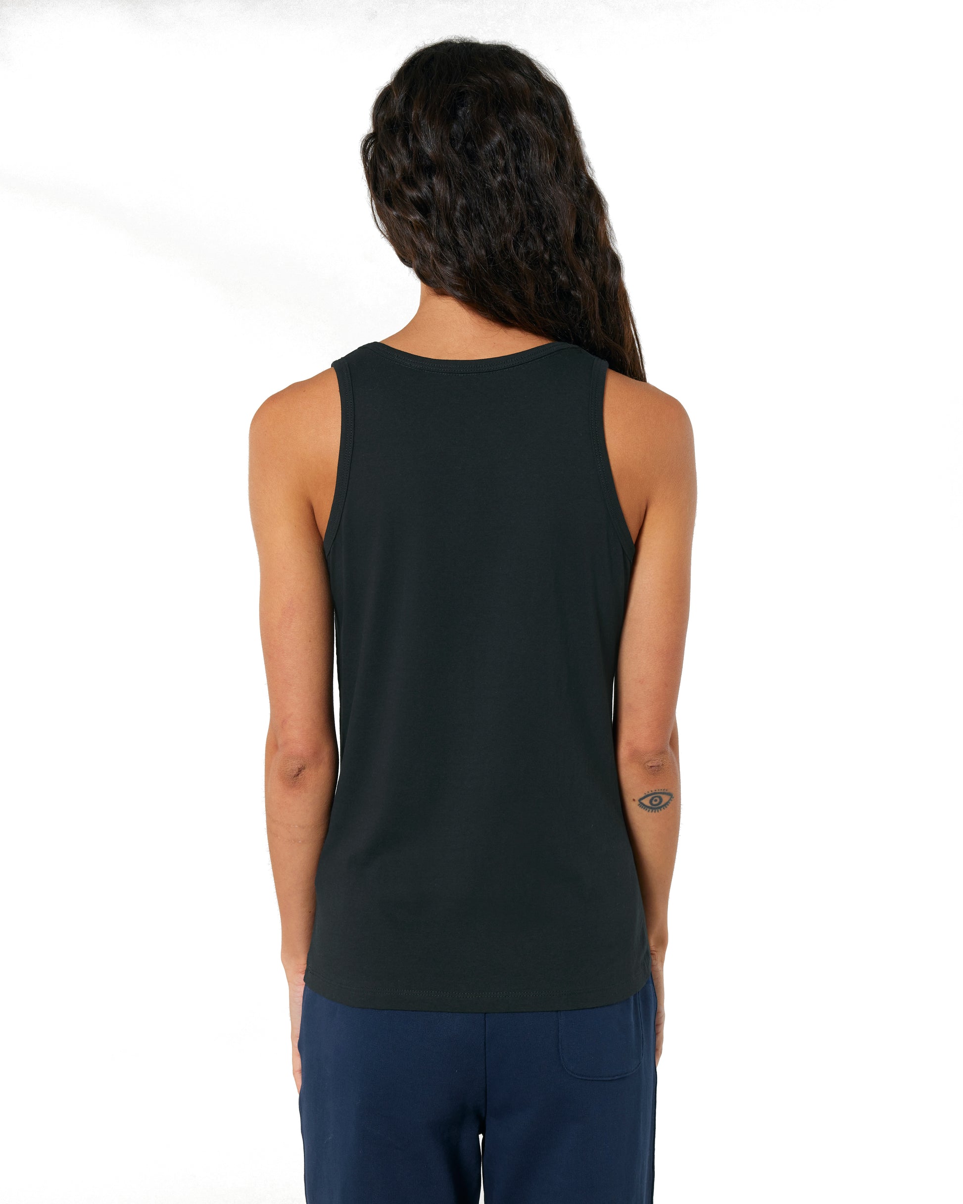 Rückansicht eines schwarzen Slim-Fit Tanktops aus atmungsaktivem Singlerjersey, ideal für warme Tage.